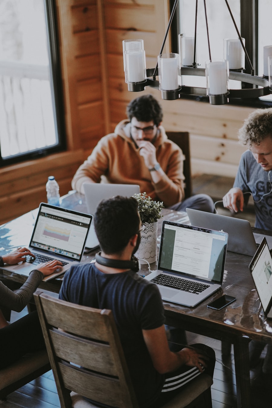 Equipo de trabajo usando equipos arrendados en la oficina